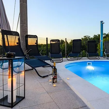 Sky With Private Pool, Surrounded By Greenery *